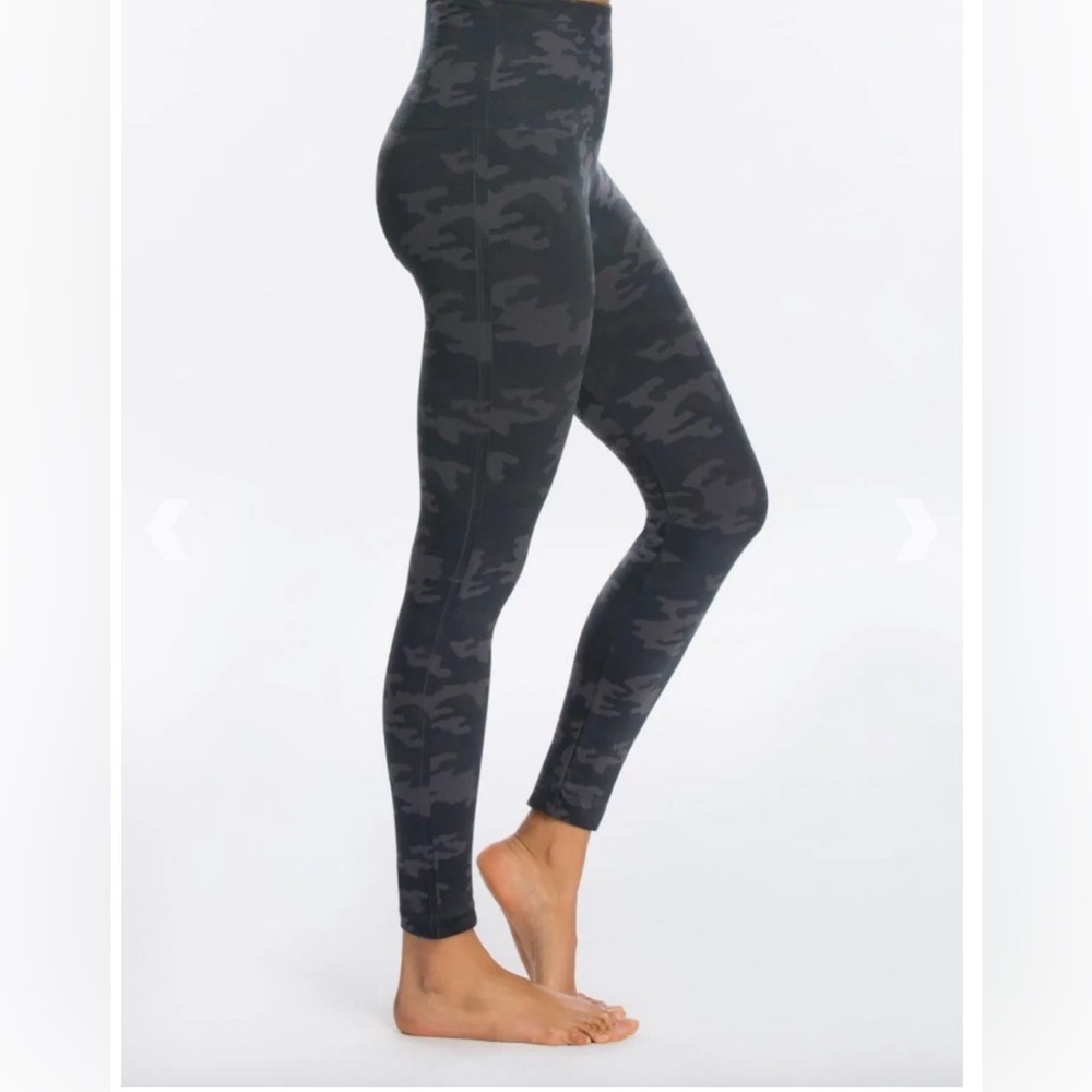Spanx Look at Me Now Black Camo Leggings Size Small
